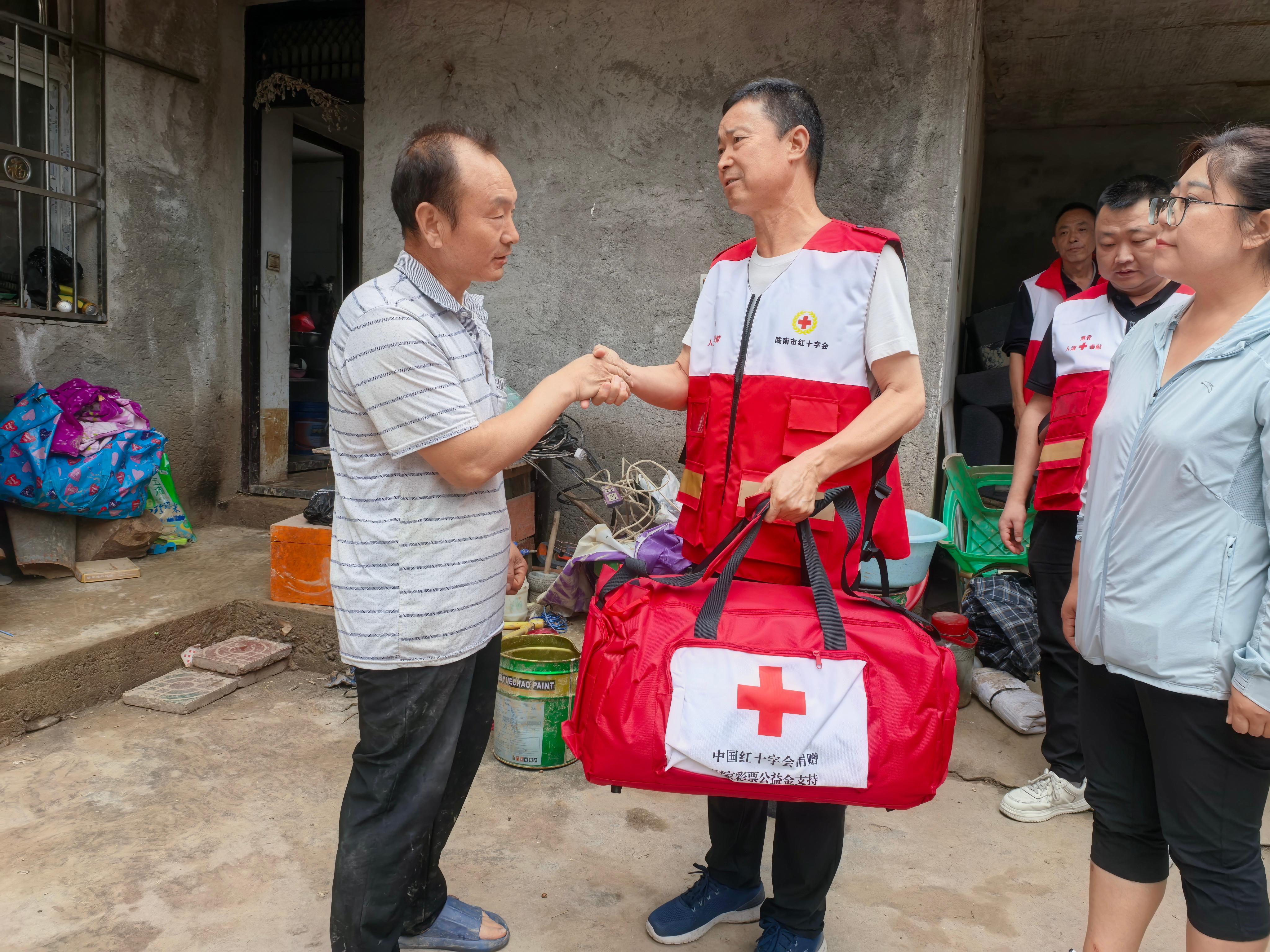 南市红十字在行动(二)pg模拟器抗洪救灾陇(图1) 南市红十字在行动(二)pg模拟器抗洪救灾陇(图1)